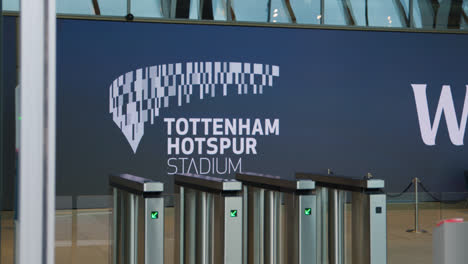 Cerca-De-Los-Torniquetes-En-El-Estadio-Tottenham-Hotspur,-El-Estadio-Del-Club-De-Fútbol-Spurs-En-Londres